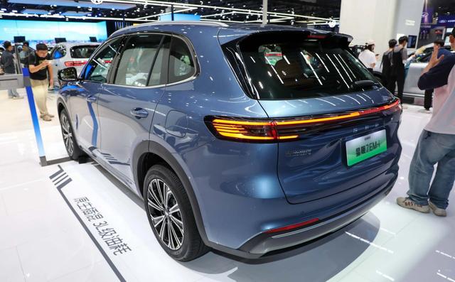 吉利新車即將上市，虧電不到4個(gè)油，配魅族車機(jī)，對(duì)標(biāo)宋Pro DMi-有駕