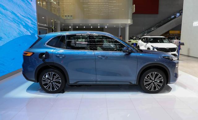 吉利新車即將上市，虧電不到4個(gè)油，配魅族車機(jī)，對(duì)標(biāo)宋Pro DMi-有駕