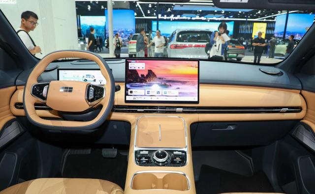 吉利新車即將上市，虧電不到4個(gè)油，配魅族車機(jī)，對(duì)標(biāo)宋Pro DMi-有駕