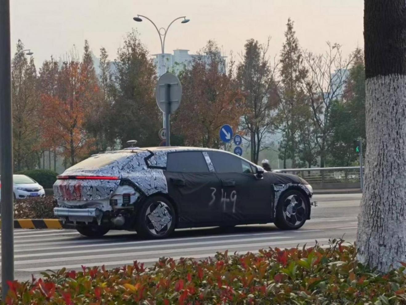 網傳極氪007獵裝版路試諜照曝光,車尾底部配備了空氣懸架氣罐