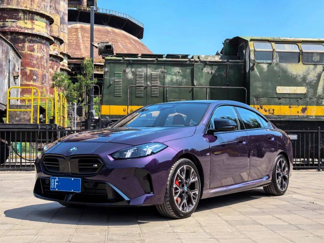 寶馬M235L實拍,曜夜組件攻擊力十足、閃電紫車漆引人注意