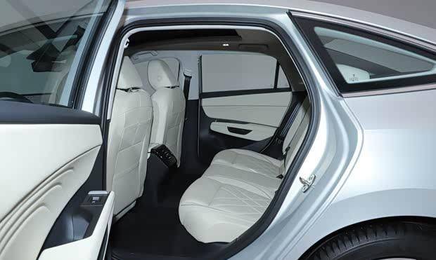 一汽-大眾速騰L正式發(fā)布:軸距加長 設(shè)計全面革新