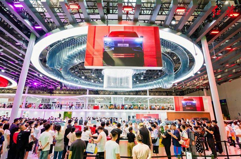 第七屆一汽紅旗嘉年華盛大啟幕 好車+好價(jià) “紅”動(dòng)汽車城