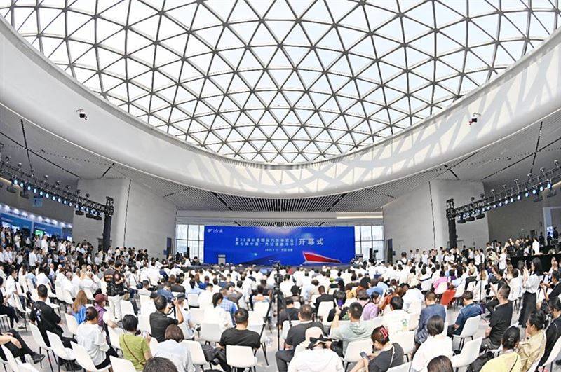 第七屆一汽紅旗嘉年華盛大啟幕 好車+好價(jià) “紅”動(dòng)汽車城