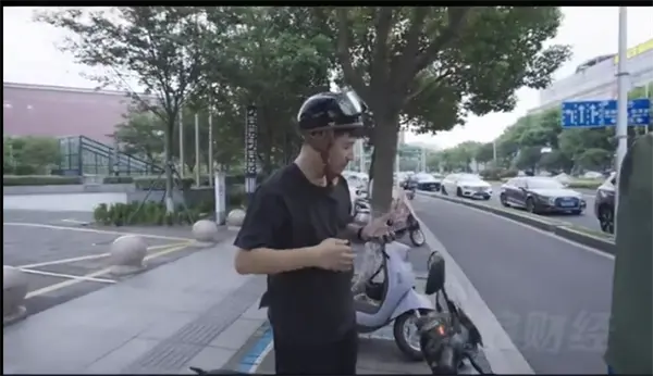 名下公司存款上億 張雪峰自曝沒有車也不會(huì)開車 都是騎電動(dòng)車上下班 名下公司存款上億!張雪峰自曝沒有車也不會(huì)開車 都是騎電動(dòng)車上下班