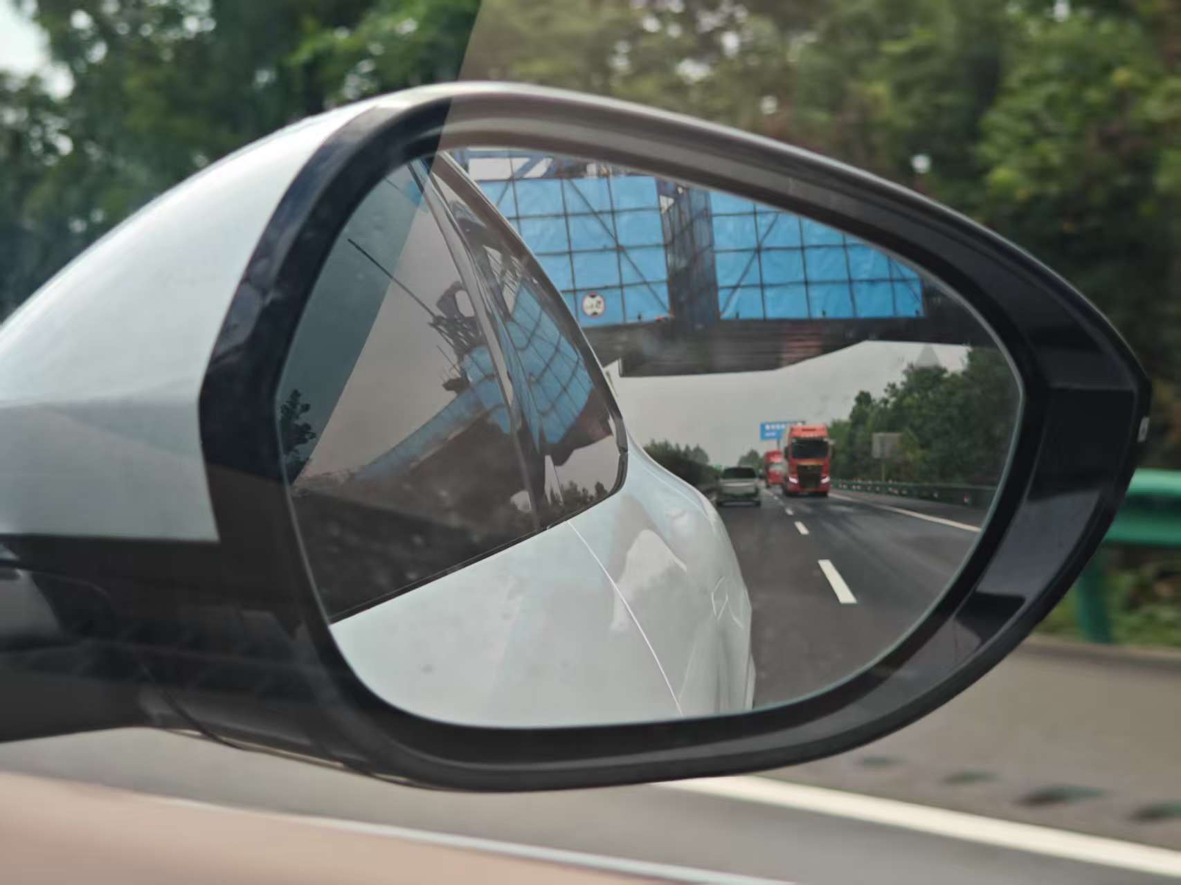 服務區充電混動車占一大半,說好的高速只加油呢!