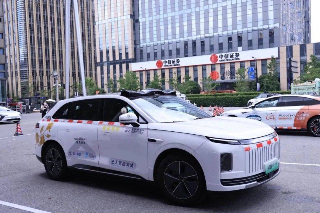 智駕汽車紛爭不止,雙軌競(jìng)速升級(jí)