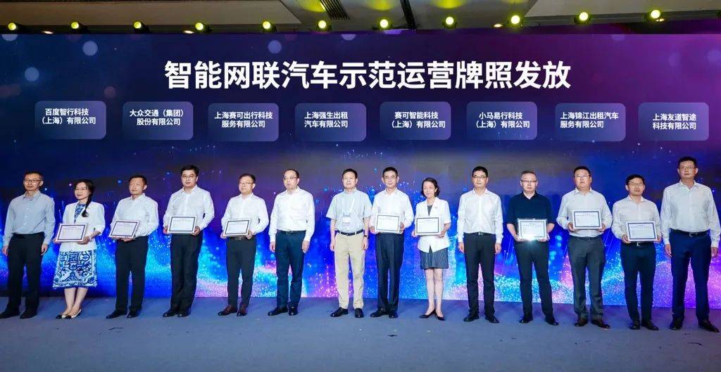 智駕汽車紛爭不止,雙軌競(jìng)速升級(jí)