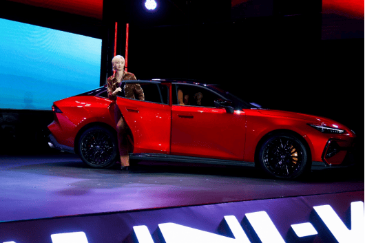 電動尾翼+電動掀背門,長安第三代UNI-V到手價9.79萬起