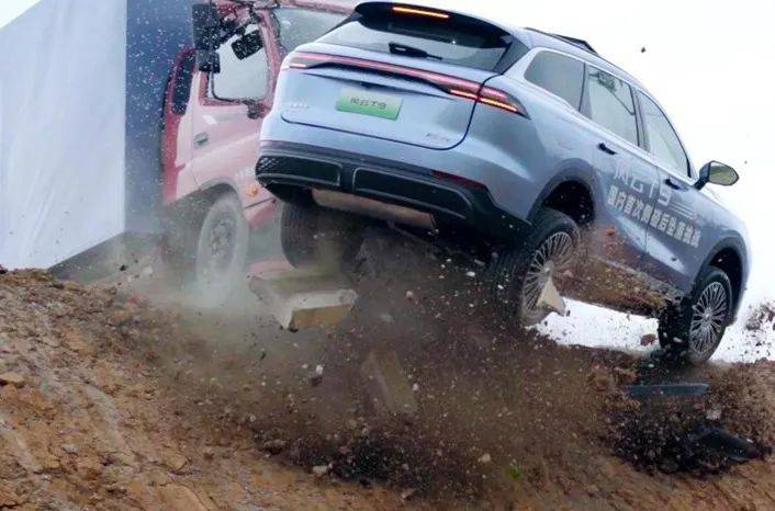 “撞飛卡車”只會是笑話,這樣的山崖翻墜才能力證“良心SUV”