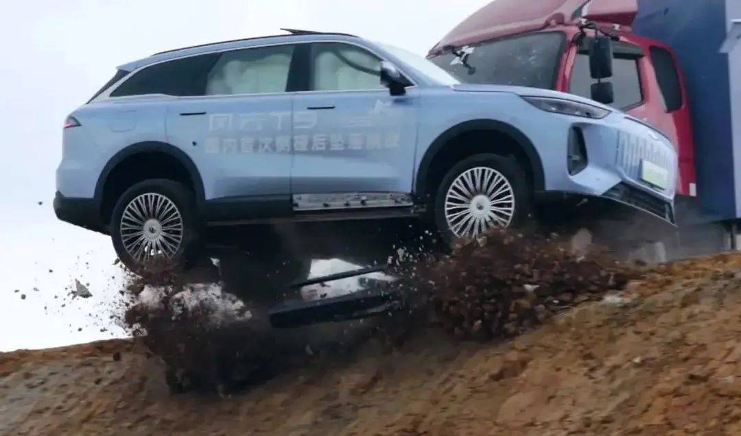 “撞飛卡車”只會是笑話,這樣的山崖翻墜才能力證“良心SUV”