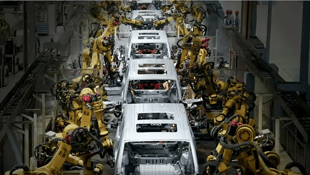 華為加持的嵐圖知音在8月13日預(yù)售,追光L和搭載華為ADS Ultra智駕方案的嵐圖大六座“泰山”(項(xiàng)目代號)也將在年內(nèi)上市