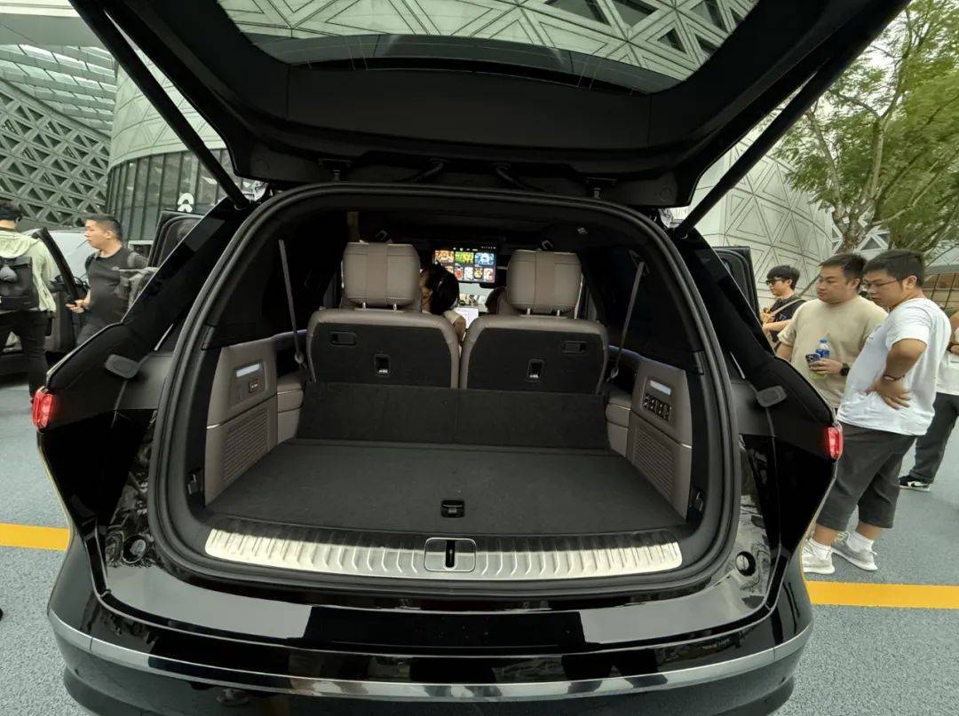 租電價(jià)30.88萬元起,蔚來全新ES8預(yù)售:這次定價(jià)很聽勸