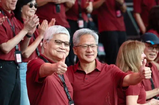 黃仁勛身著紅色短袖現身臺積電運動會 與魏哲家豎大拇指合影 黃仁勛身著紅色短袖現身臺積電運動會 與魏哲家豎大拇指合影